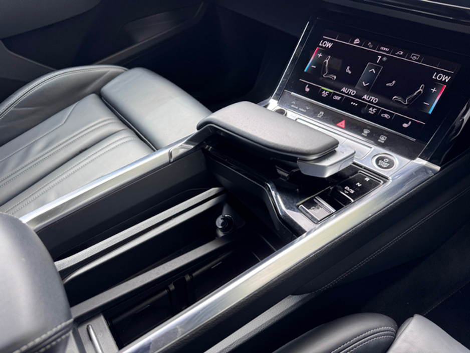 2022 Audi e-tron - image 8
