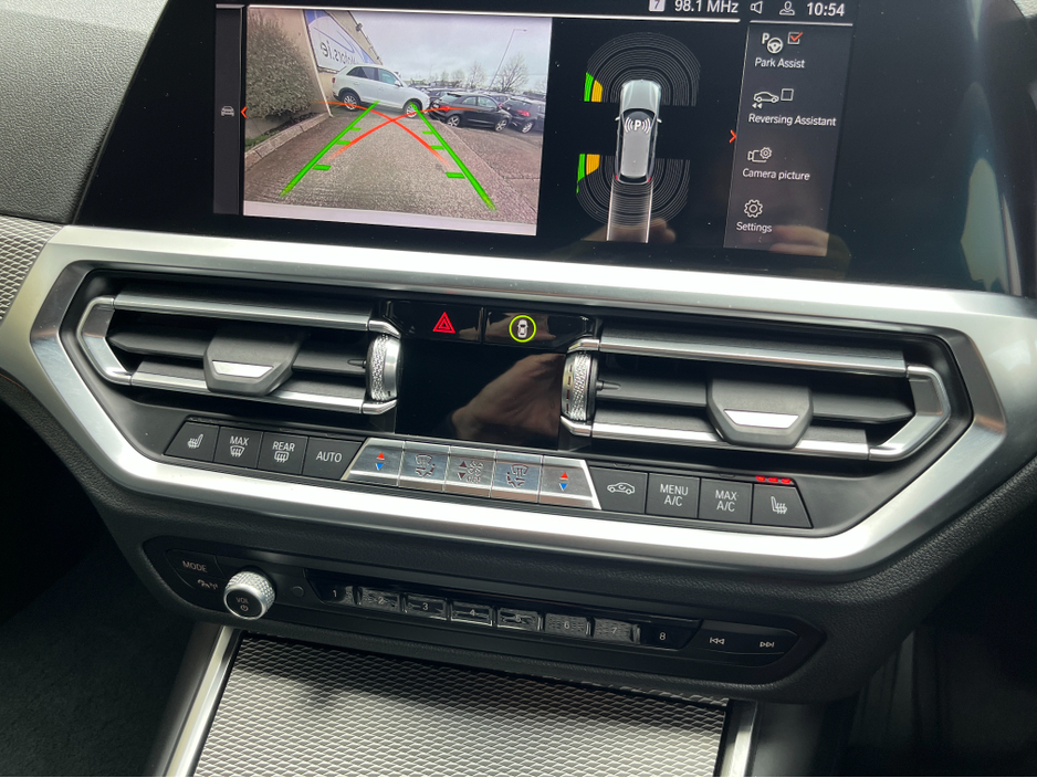 2021 BMW 3 Series - image 21