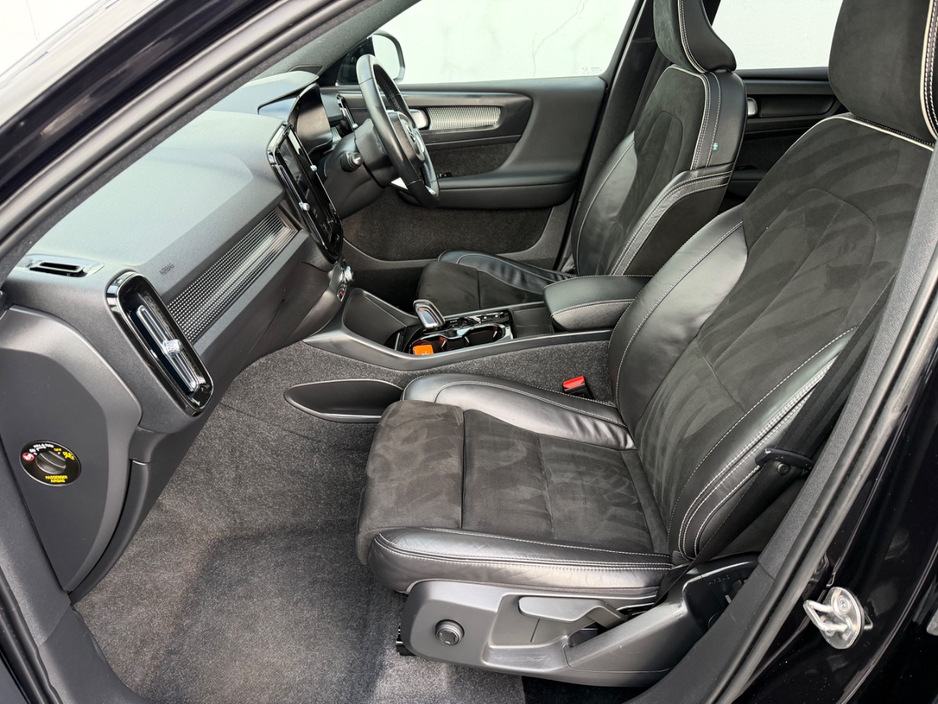 2022 Volvo XC40 - image 8