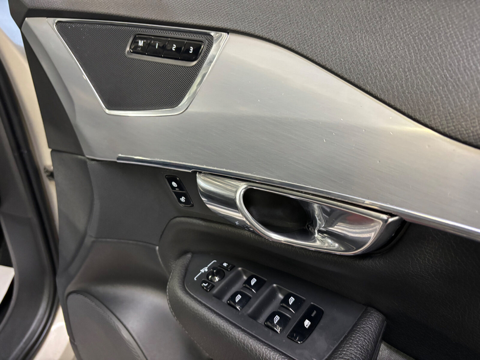 2016 Volvo XC90 - image 10