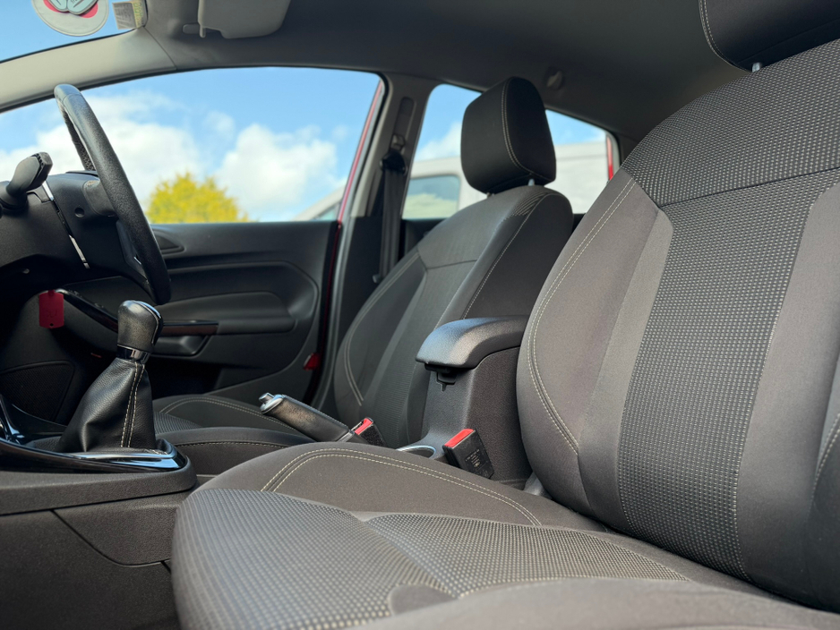 2016 Ford Fiesta - image 13
