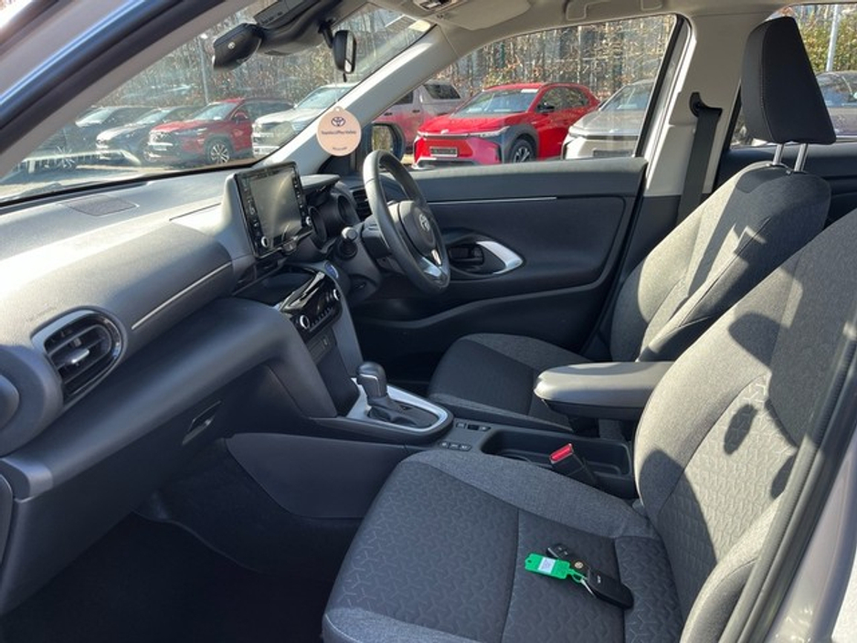 2023 Toyota Yaris Cross - image 6