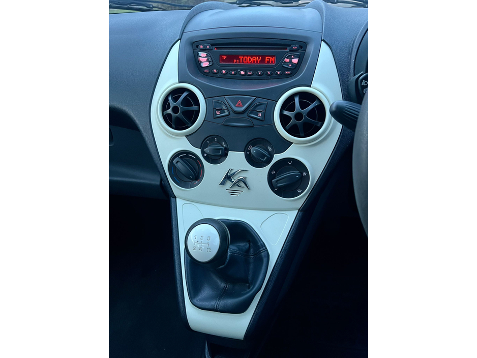 2010 Ford Ka - image 2