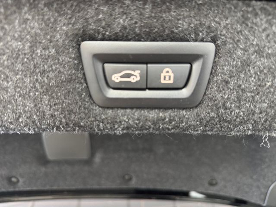 2022 BMW 5 Series - image 19