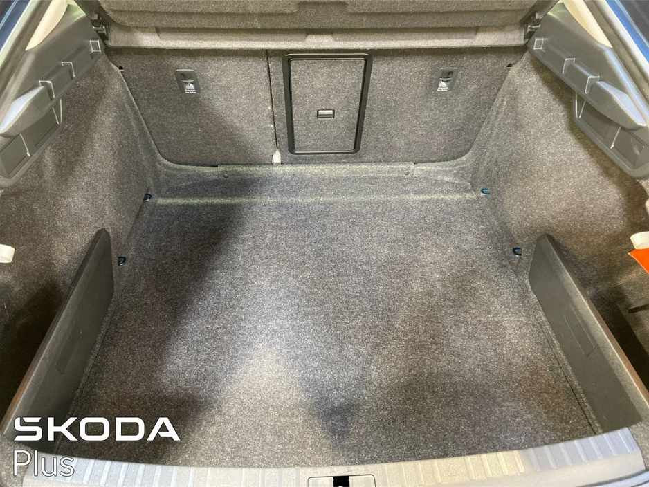 2023 Skoda Octavia - image 9