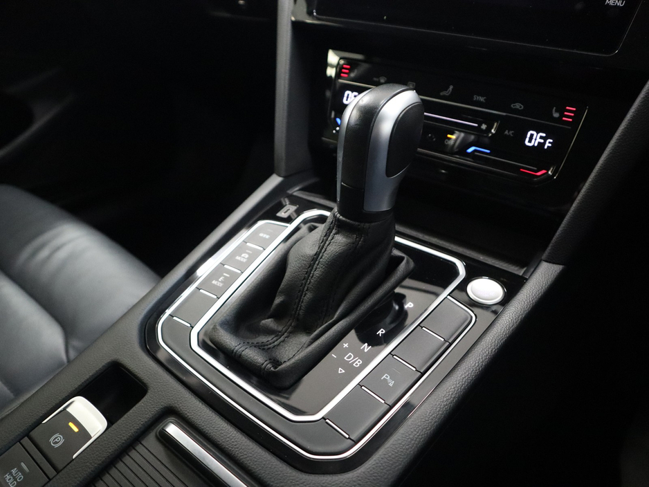 2022 Volkswagen Passat - image 24