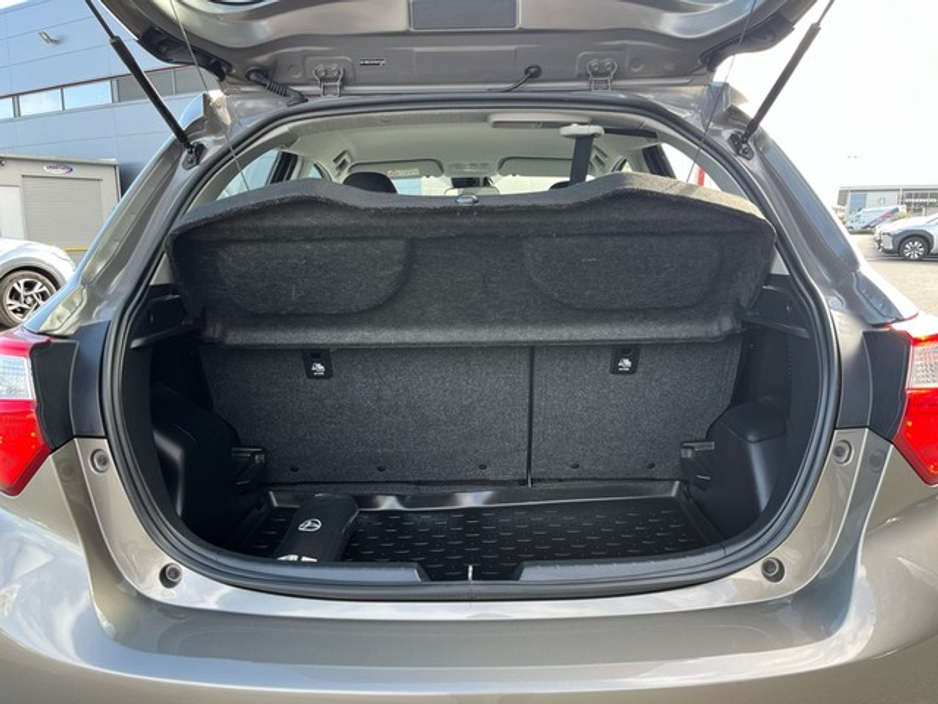 2017 Toyota Yaris - image 10