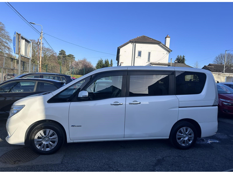 2015 Nissan Serena - image 3