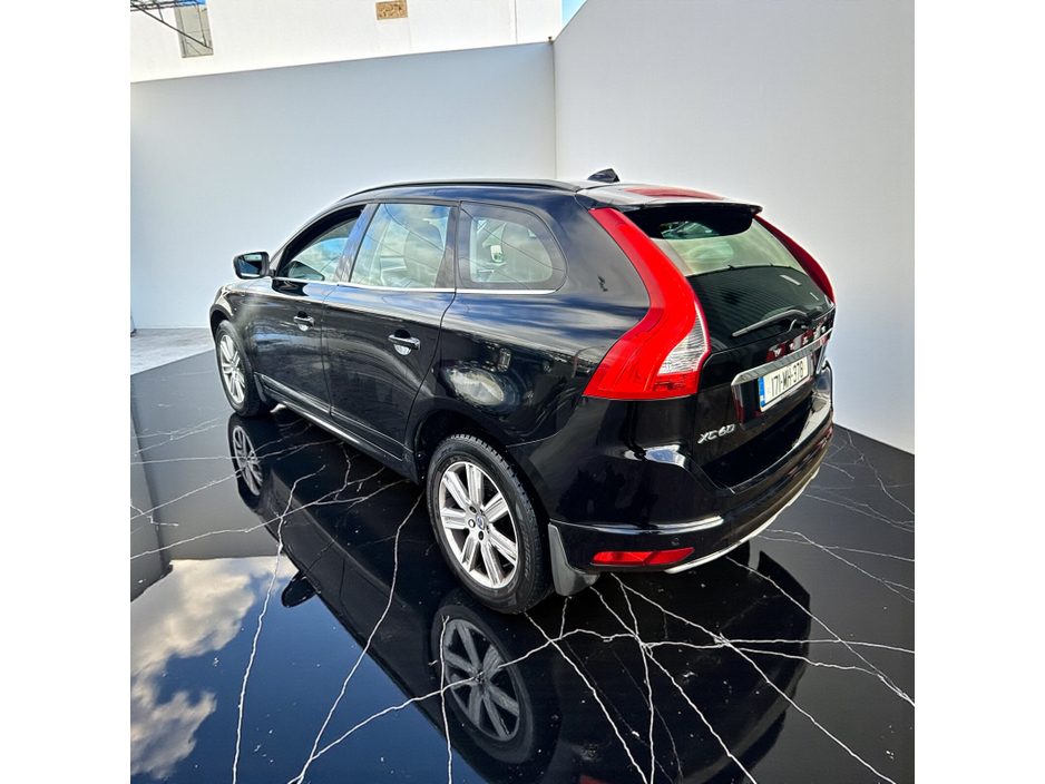 2017 Volvo XC60 - image 12