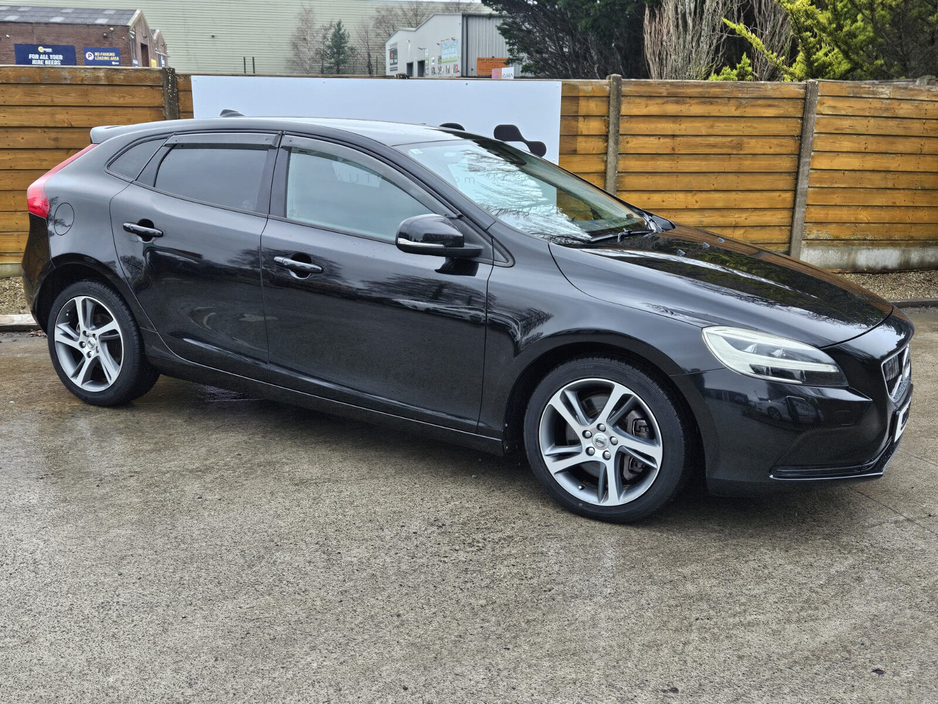 2016 Volvo V40 - image 17