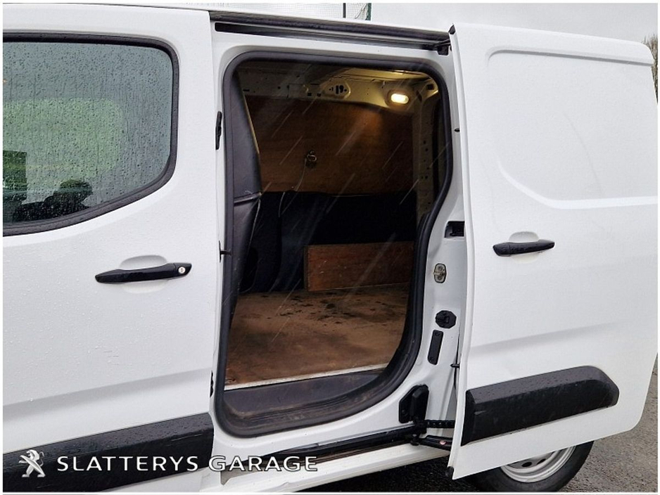 2021 Citroen Berlingo - image 9