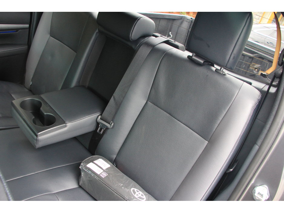 2025 Toyota Hilux Invincible X * Roll cover and bars inc €66,358