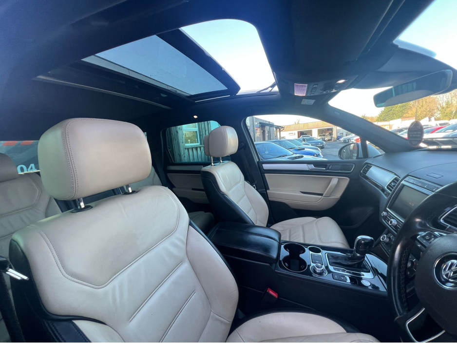 2018 Volkswagen Touareg - image 10