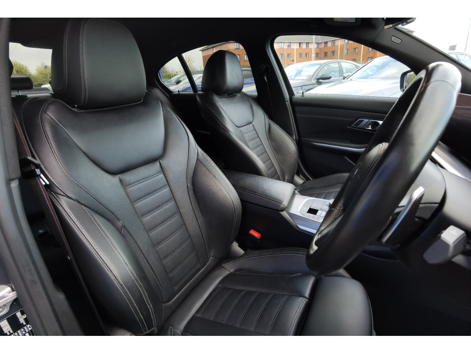 2022 BMW 3 Series - image 9