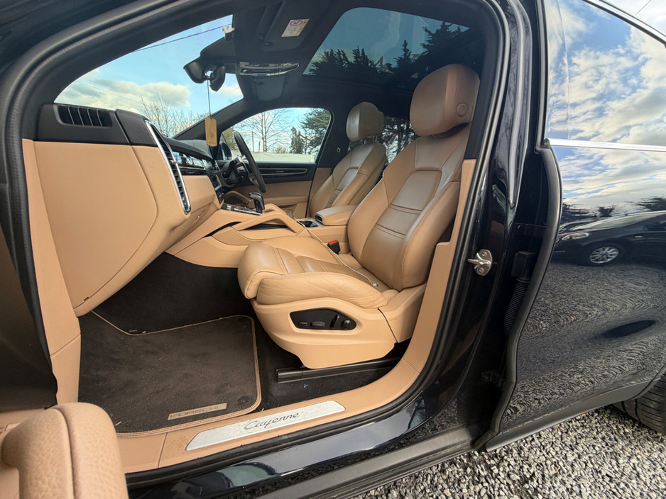 2022 Porsche Cayenne - image 8
