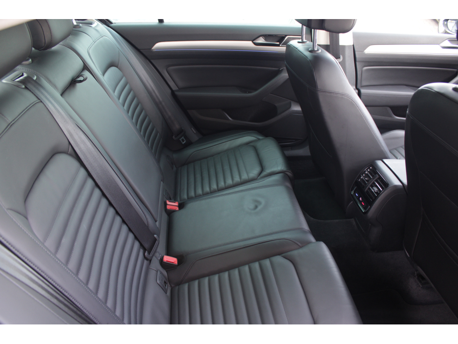 2016 Volkswagen Passat - image 17