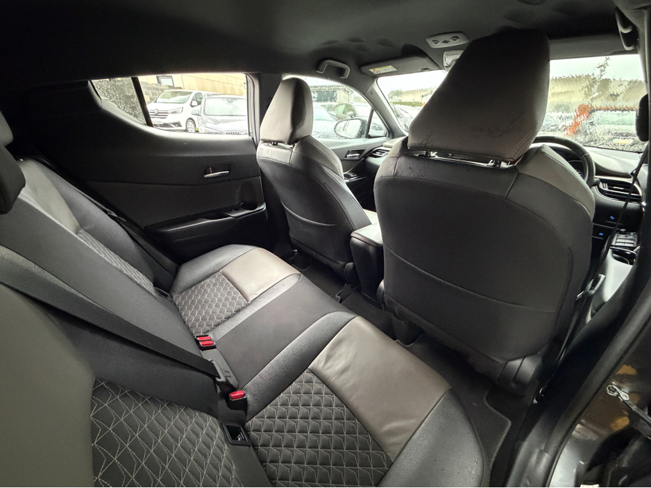 2023 Toyota C-HR HYBRID..Keyless Entry..Apple CarPlay €22,750