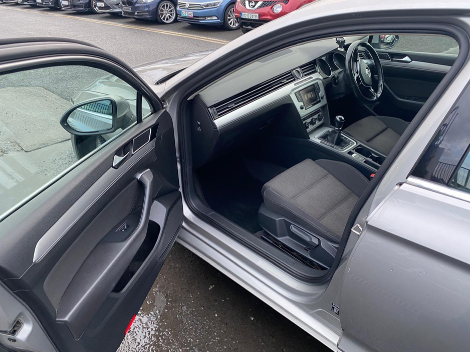 2015 Volkswagen Passat - image 7