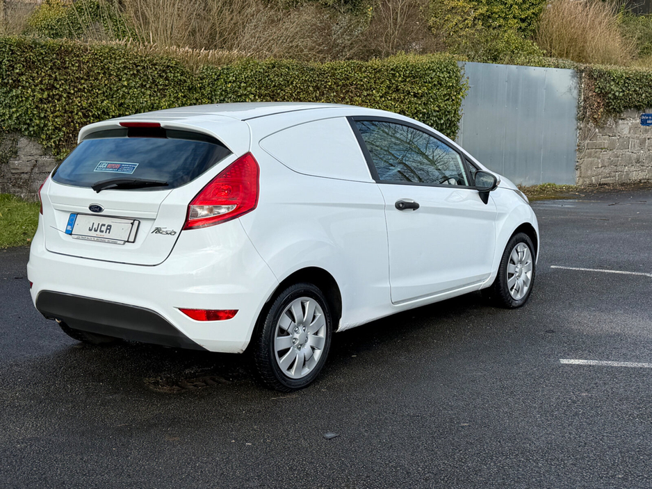 2012 Ford Fiesta - image 7