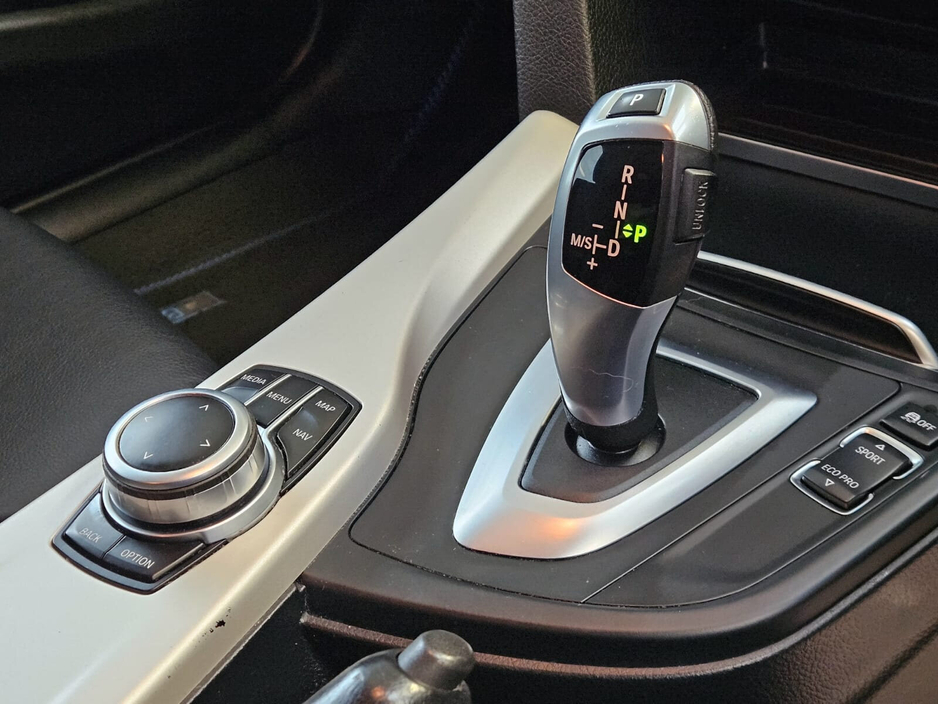 2018 BMW 3 Series - image 9