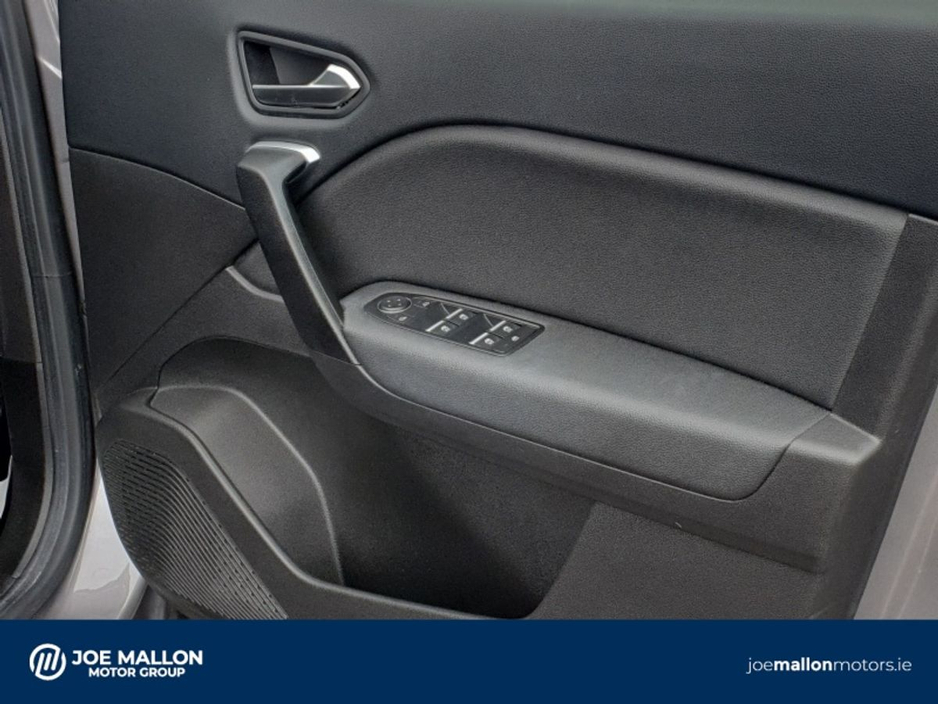 2022 Dacia Duster - image 10