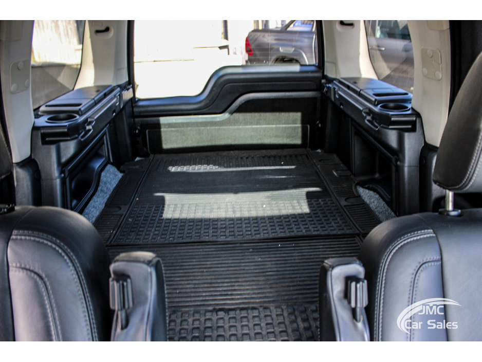 2014 Land Rover Discovery - image 25