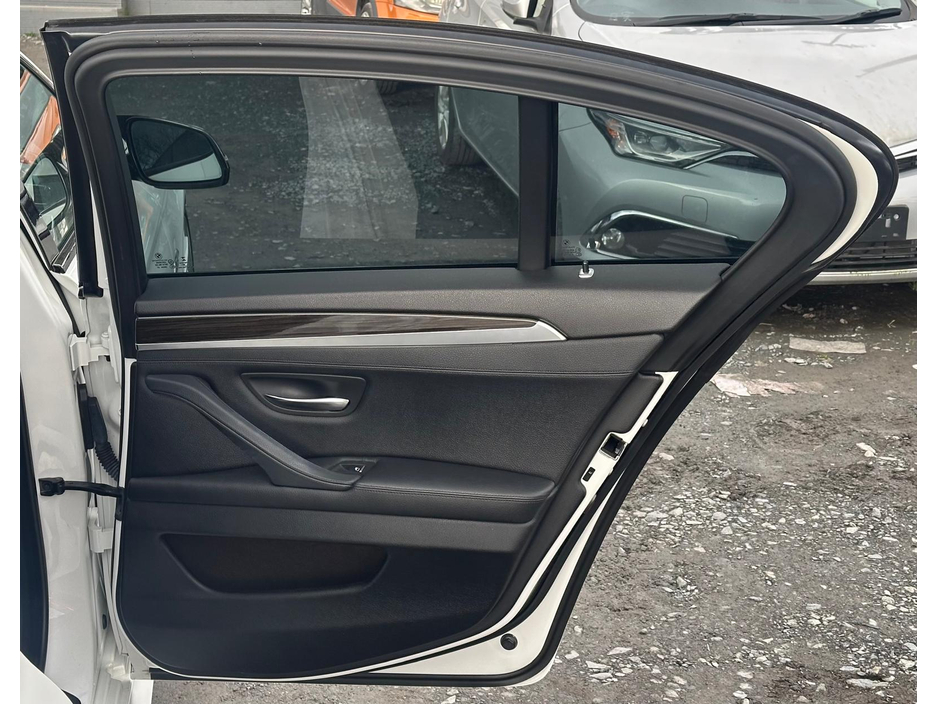 2017 BMW 5 Series - image 11