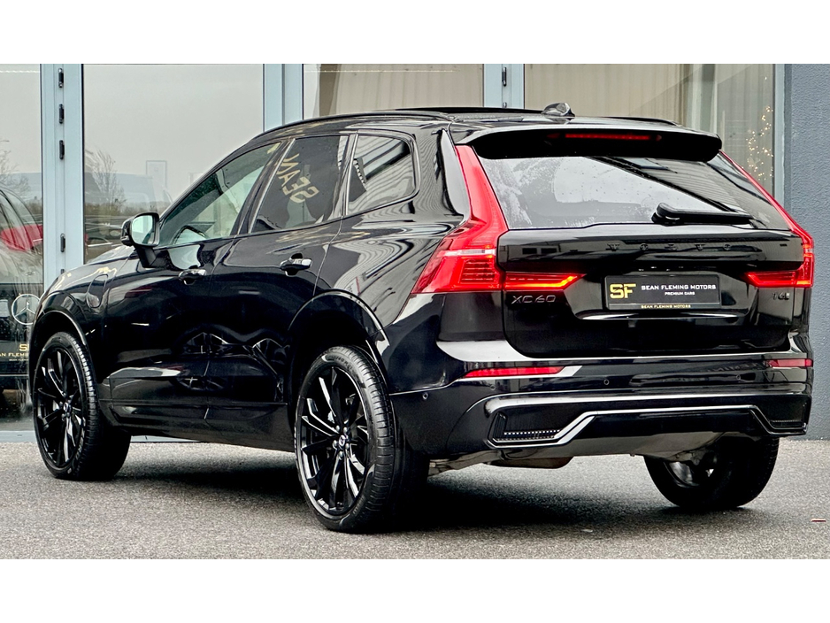 2025 Volvo XC60 - image 4