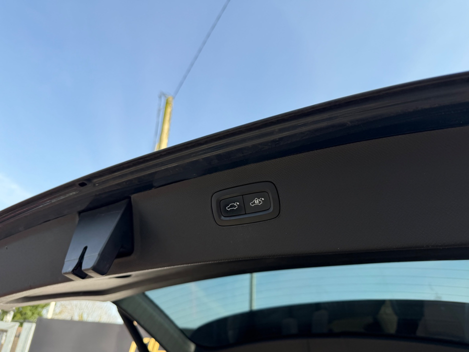 2017 Volvo XC90 - image 20