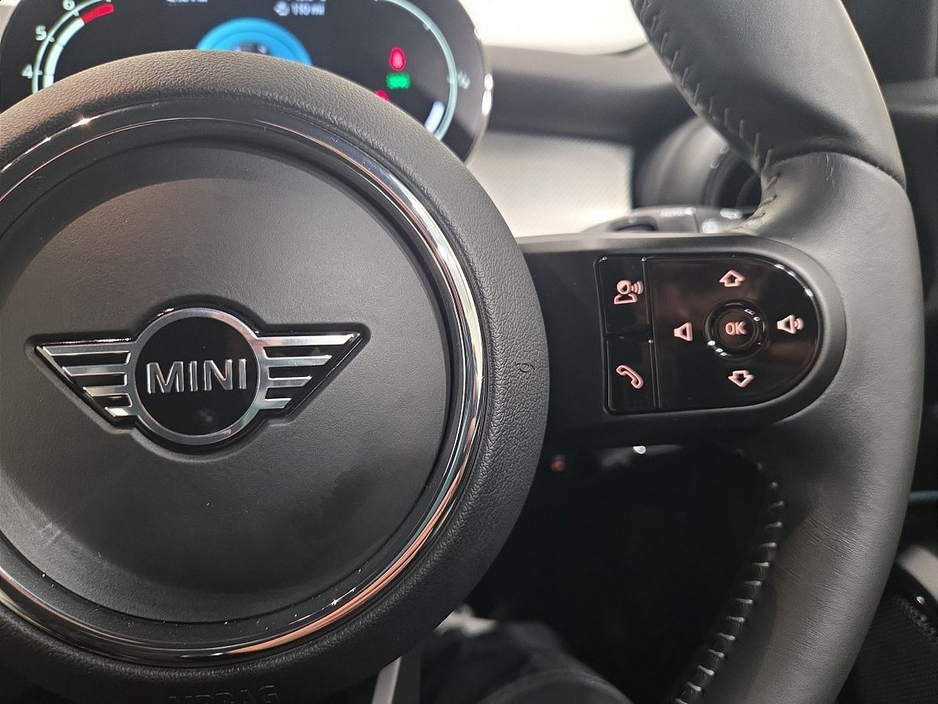 2023 MINI Hatch - image 18