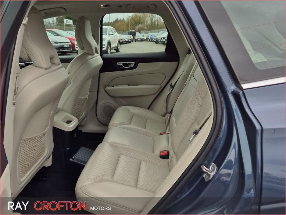2020 Volvo XC60 - image 7