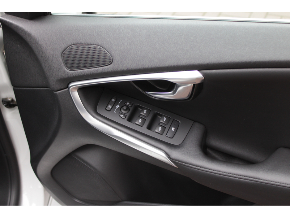 2017 Volvo V40 - image 10