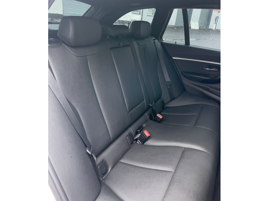 2016 BMW 3 Series - image 18