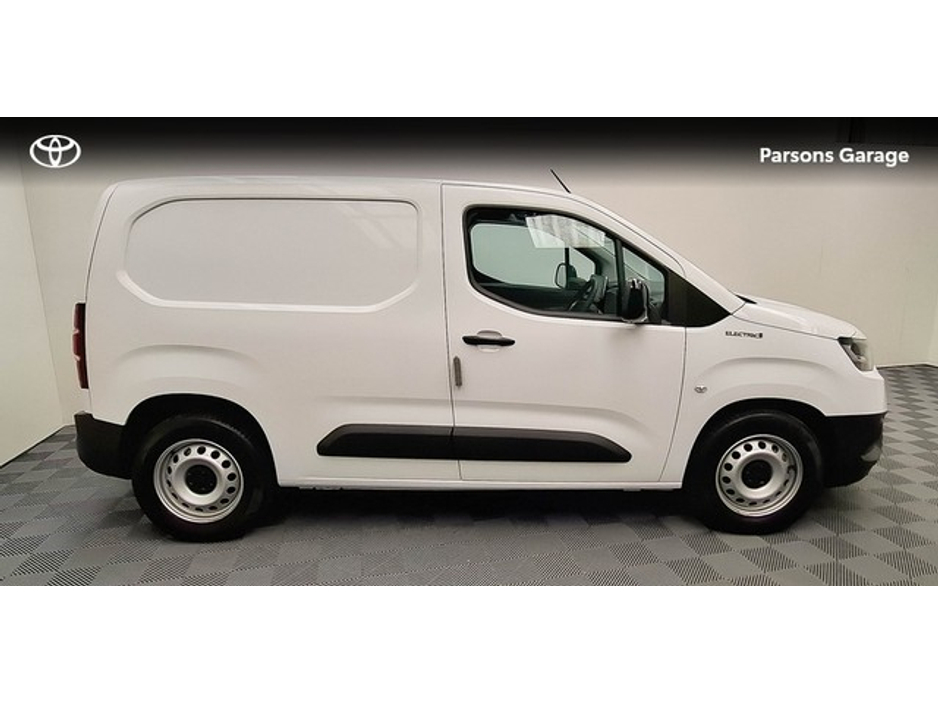 2025 Toyota Proace City - image 3