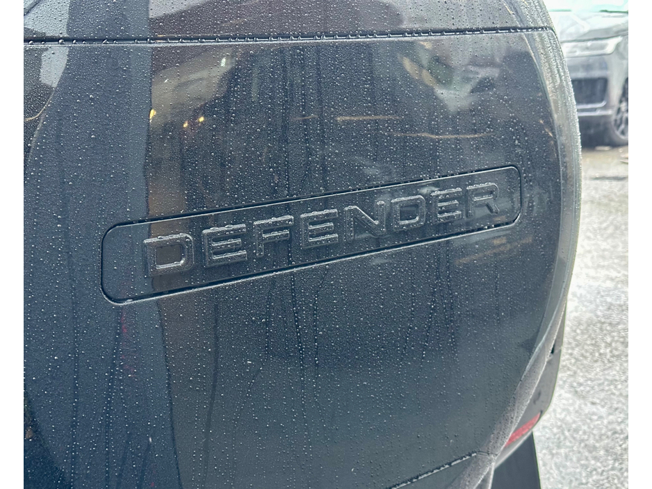 2022 Land Rover Defender ++LOW KM++ 3 SEATS / PLUS VAT €53,000