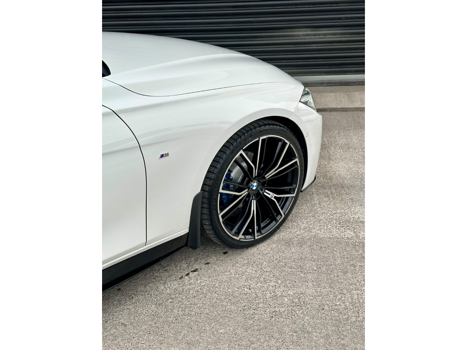 2017 BMW 3 Series - image 9