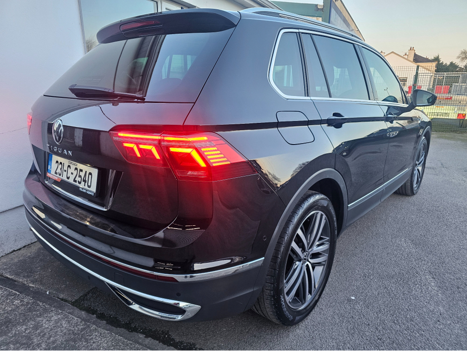 2023 Volkswagen Tiguan - image 3