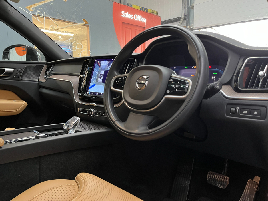 2022 Volvo XC60 - image 11