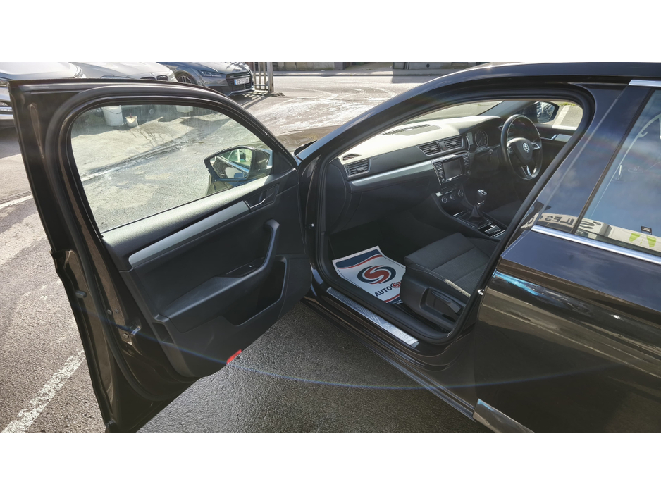 2015 Skoda Superb - image 20