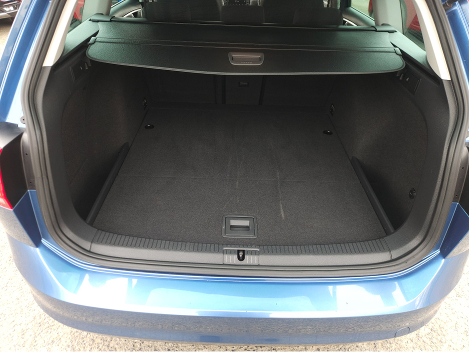 2014 Volkswagen Golf - image 2