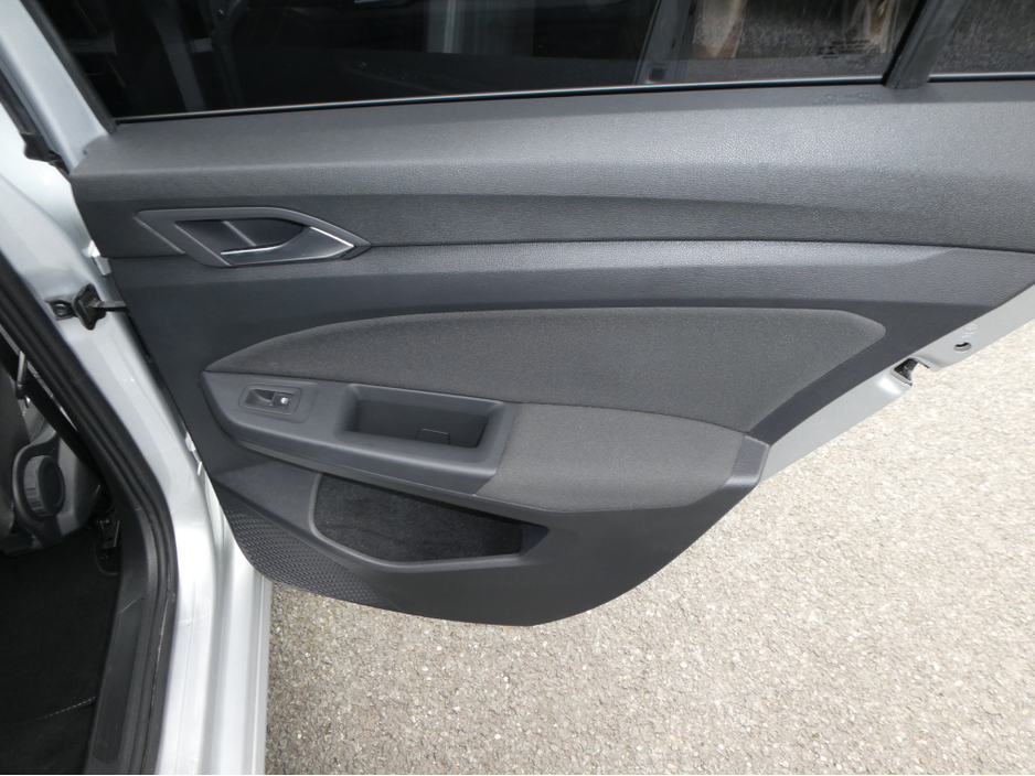 2022 Volkswagen Golf - image 25