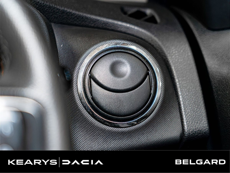 2015 Dacia Sandero - image 30