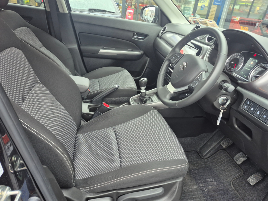2025 Suzuki Vitara - image 4