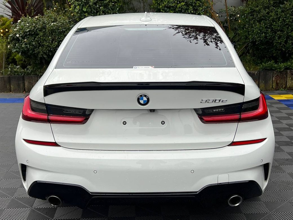 2021 BMW 3 Series - image 18