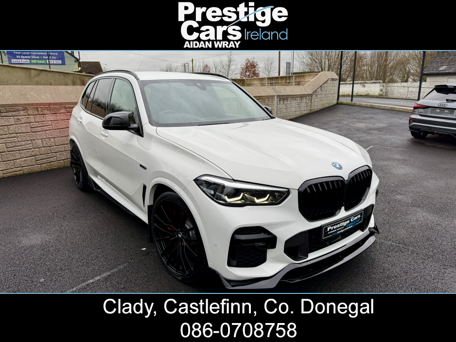 2022 BMW X5 XDRIVE 45E M SPORT AUTO,M PERFORMANCE BODY KIT,ALPINE WHITE,PLUS PACK,TECH PACK,HEAD UP DISPLAY,HEATED LEATHER,APPLE CAR PLAY,ADJUSTABLE SUSPENSION,CAMERAS,FACTORY UP GRADED BRAKES,FBMWSH,HIGH SPEC €64,950
