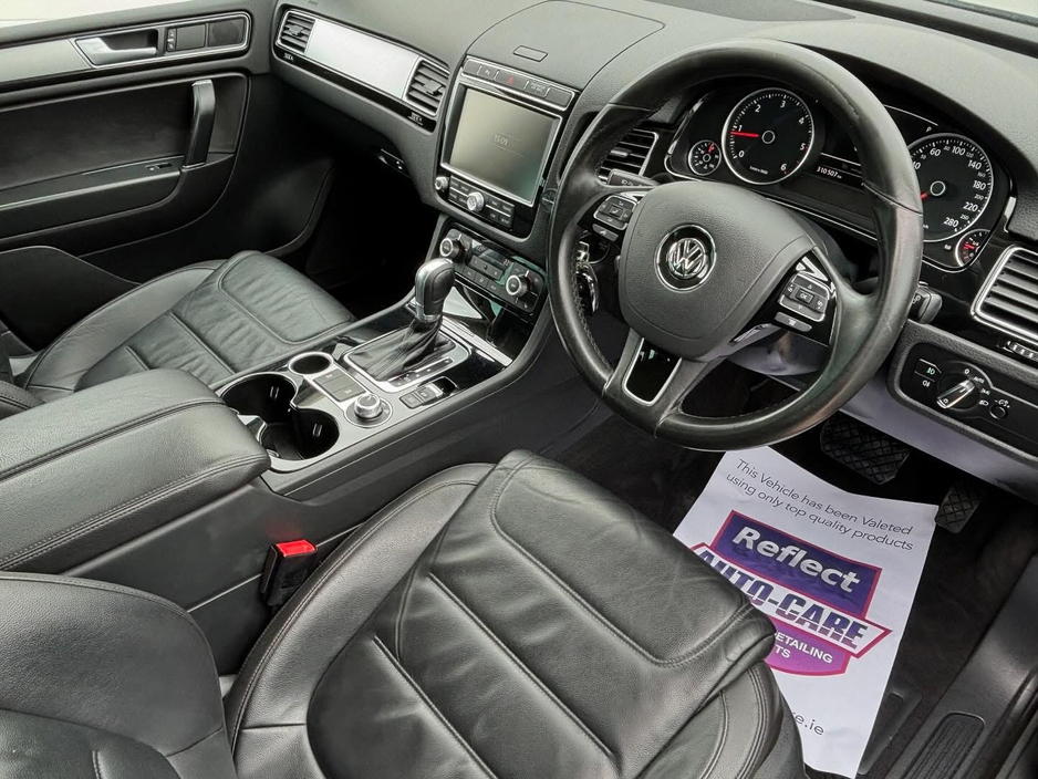 2016 Volkswagen Touareg - image 2