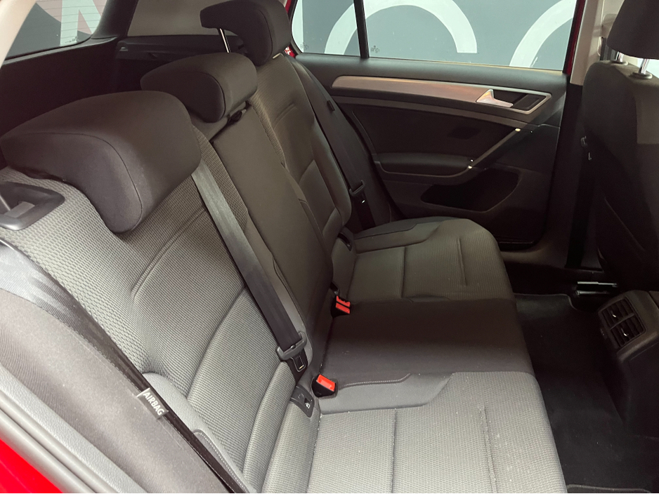 2015 Volkswagen Golf - image 10