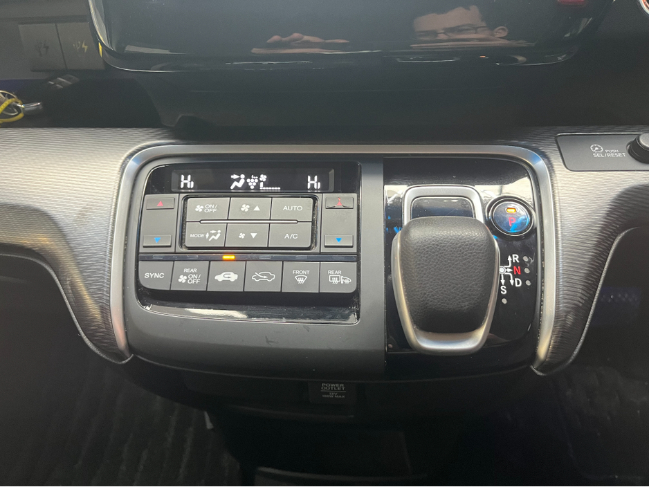 2017 Honda Stepwagon €21950! 2017 HONDA STEPWAGON SPADA HYBRID G SENSING 2.0 AUTOMATIC / CRUISE CONTROL / REVERSE CAMERA / AUTOMATIC DOORS AND MORE €21,950