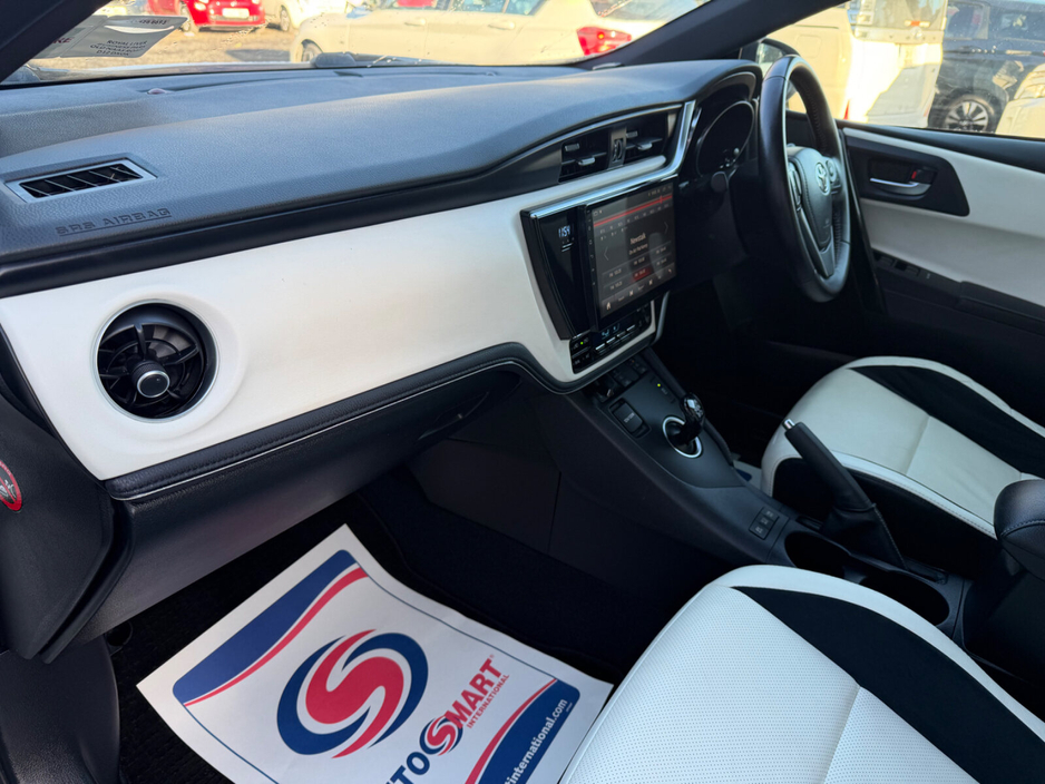 2016 Toyota Auris Hybrid €12,999