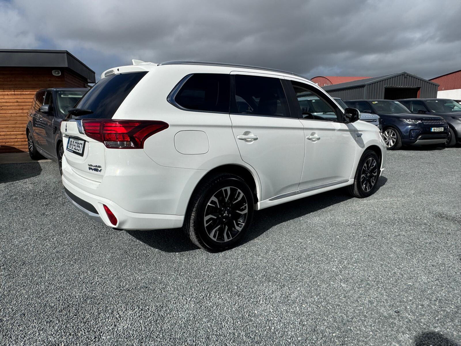 2018 Mitsubishi Outlander - image 3